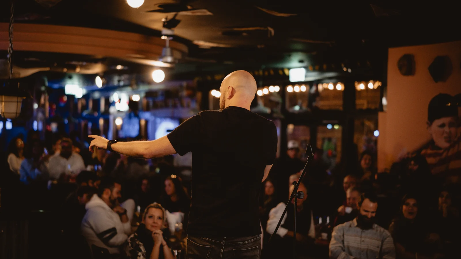 Un artiste face au public pendant une soirée du Socialize Comedy Club